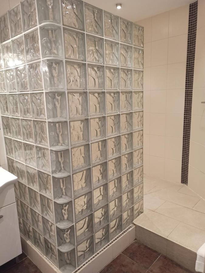 Logis Hotel Le Prince Noir Serignac-sur-Garonne Екстер'єр фото