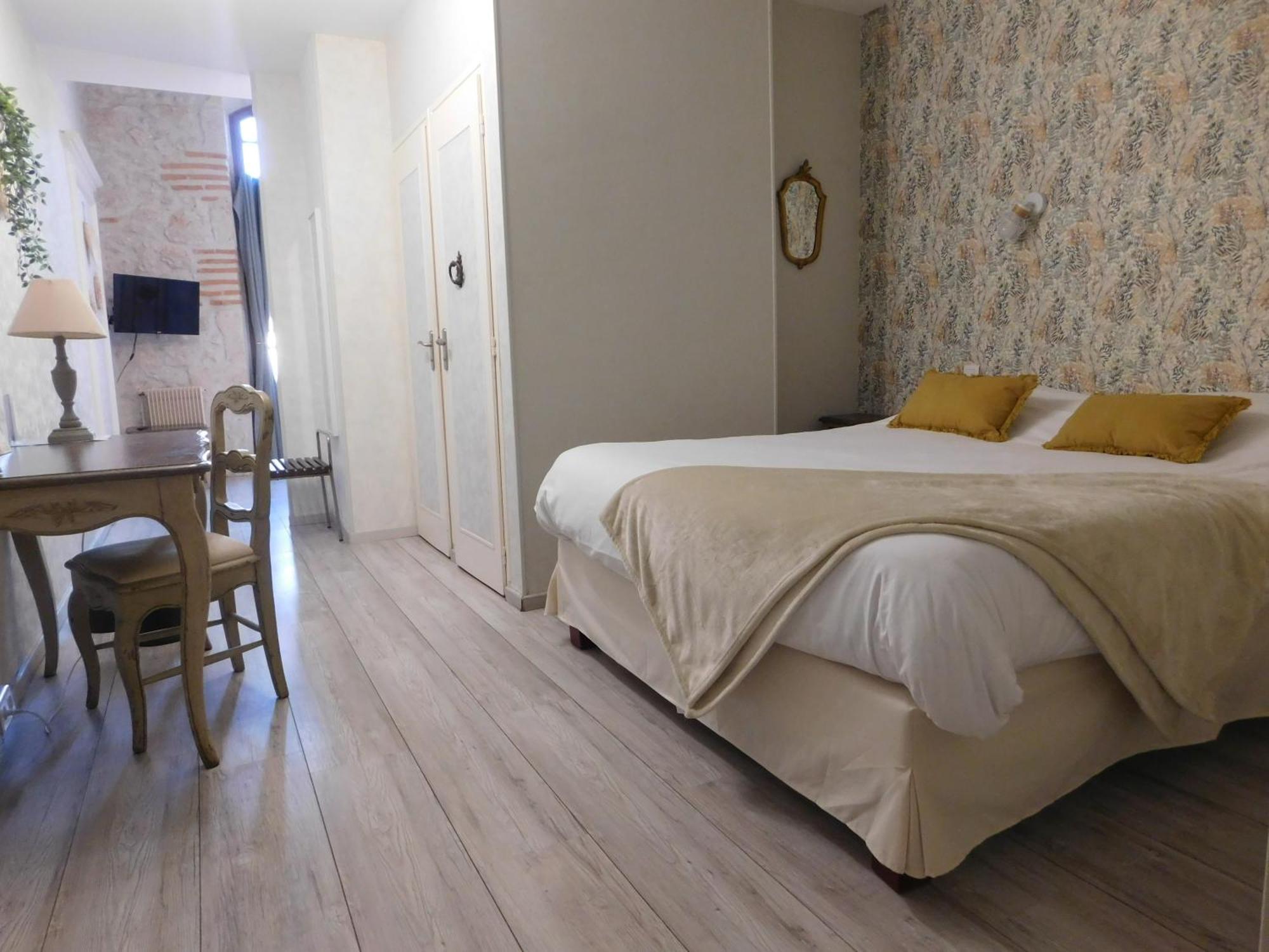 Logis Hotel Le Prince Noir Serignac-sur-Garonne Екстер'єр фото