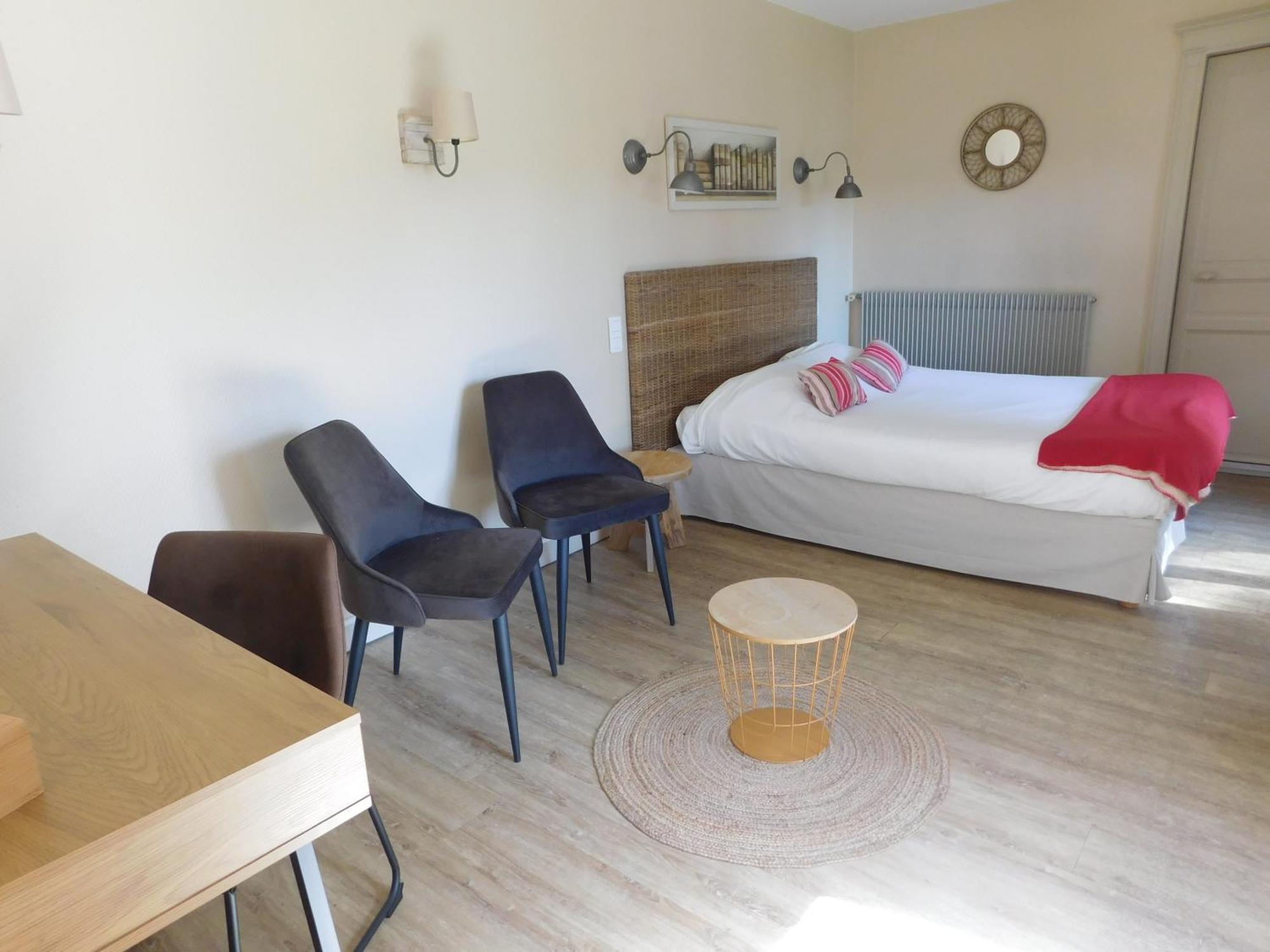 Logis Hotel Le Prince Noir Serignac-sur-Garonne Екстер'єр фото